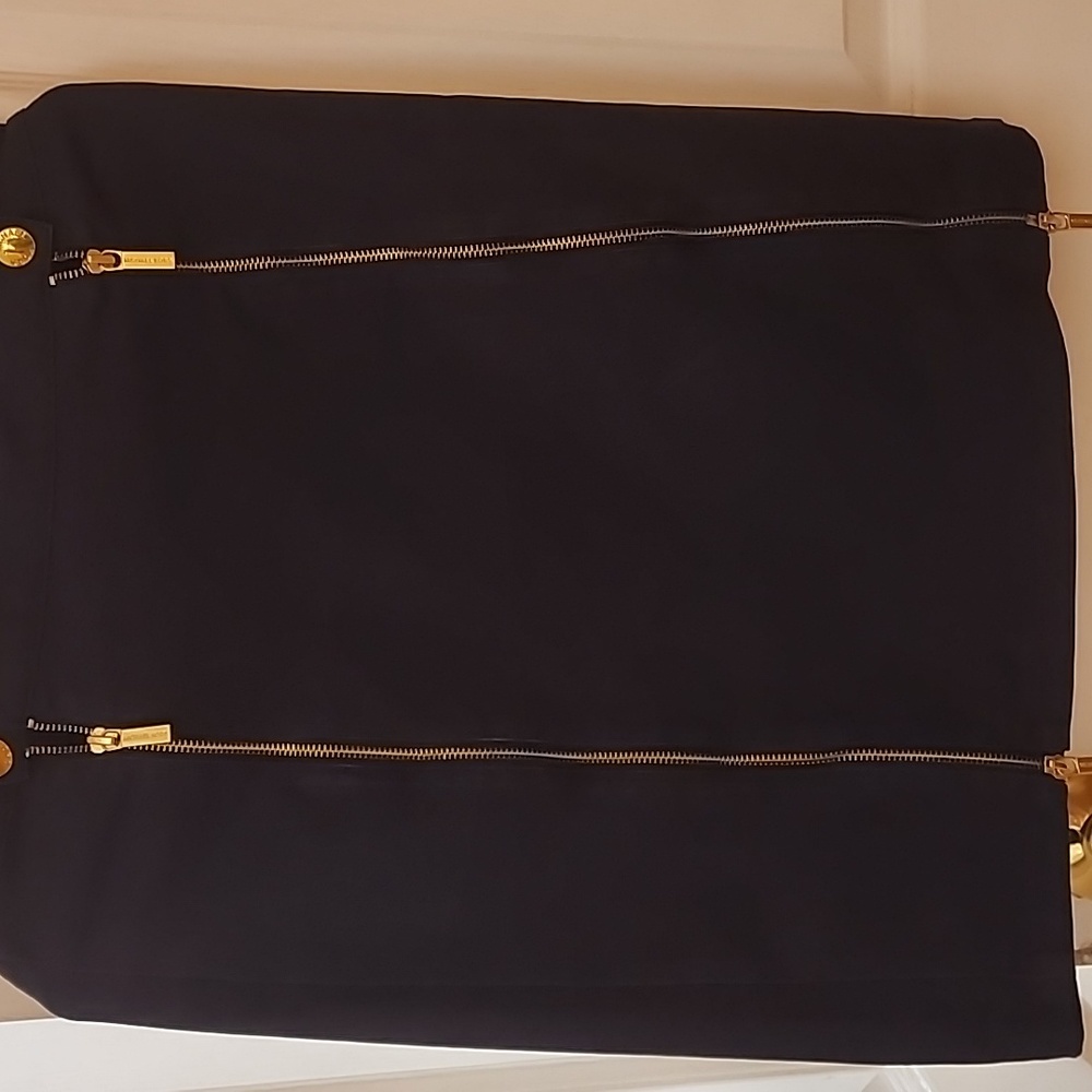 A nice Michael kors navy blue woman skirt. Gentle used , no tears or flags.